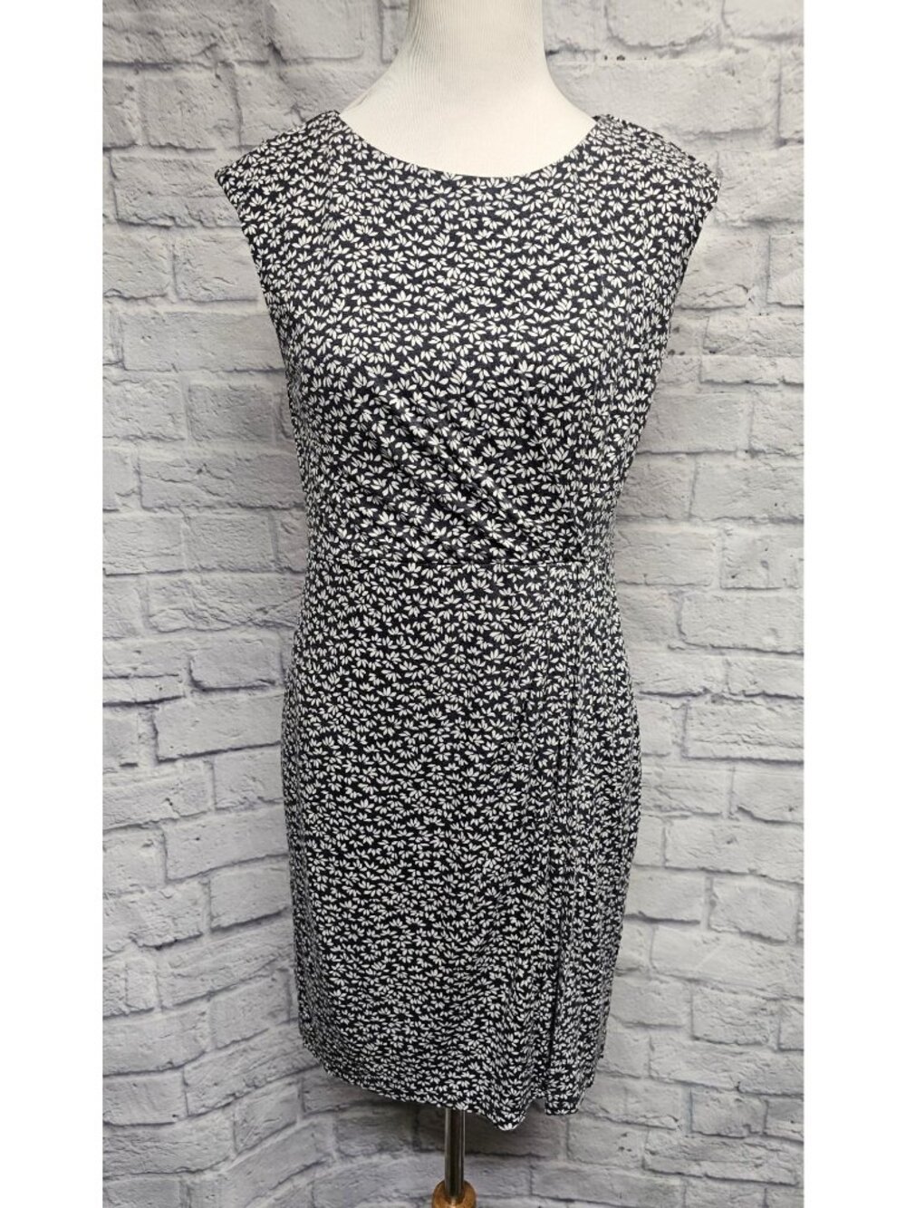 LOFT Petites M MP Dark Gray White Floral Faux Wrap Lined Fit Flare Knee Dress